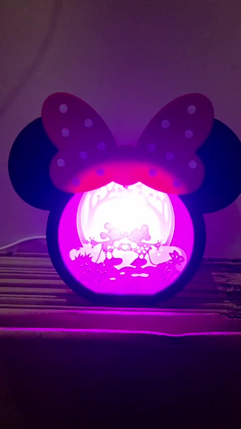 Luminária do Mickey impressa em 3D pela studio3d, acesa com LED colorido